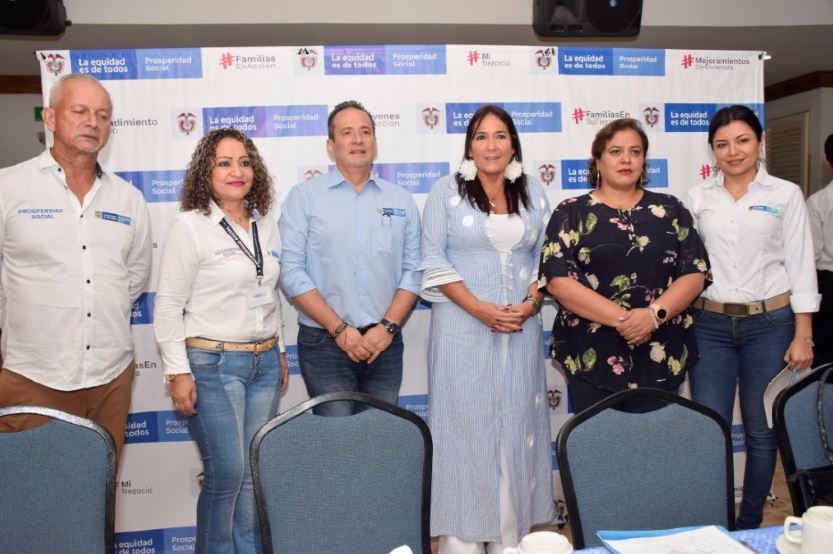 Luis Eduardo  García Rojas, Funcionario DPS; Dora Artunduaga, Directora Prosperidad Huila; Ramón Rodríguez Andrade, Director Nacional Unidad para las Víctimas; Susana Correa,  Directora Nacional DPS; Claudia Maya, Jefe de la Oficina de la Mujer, Infancia y Adolescencia y Yina Lombana, Directora territorial Huila - Caquetá de la Unidad de Víctimas.